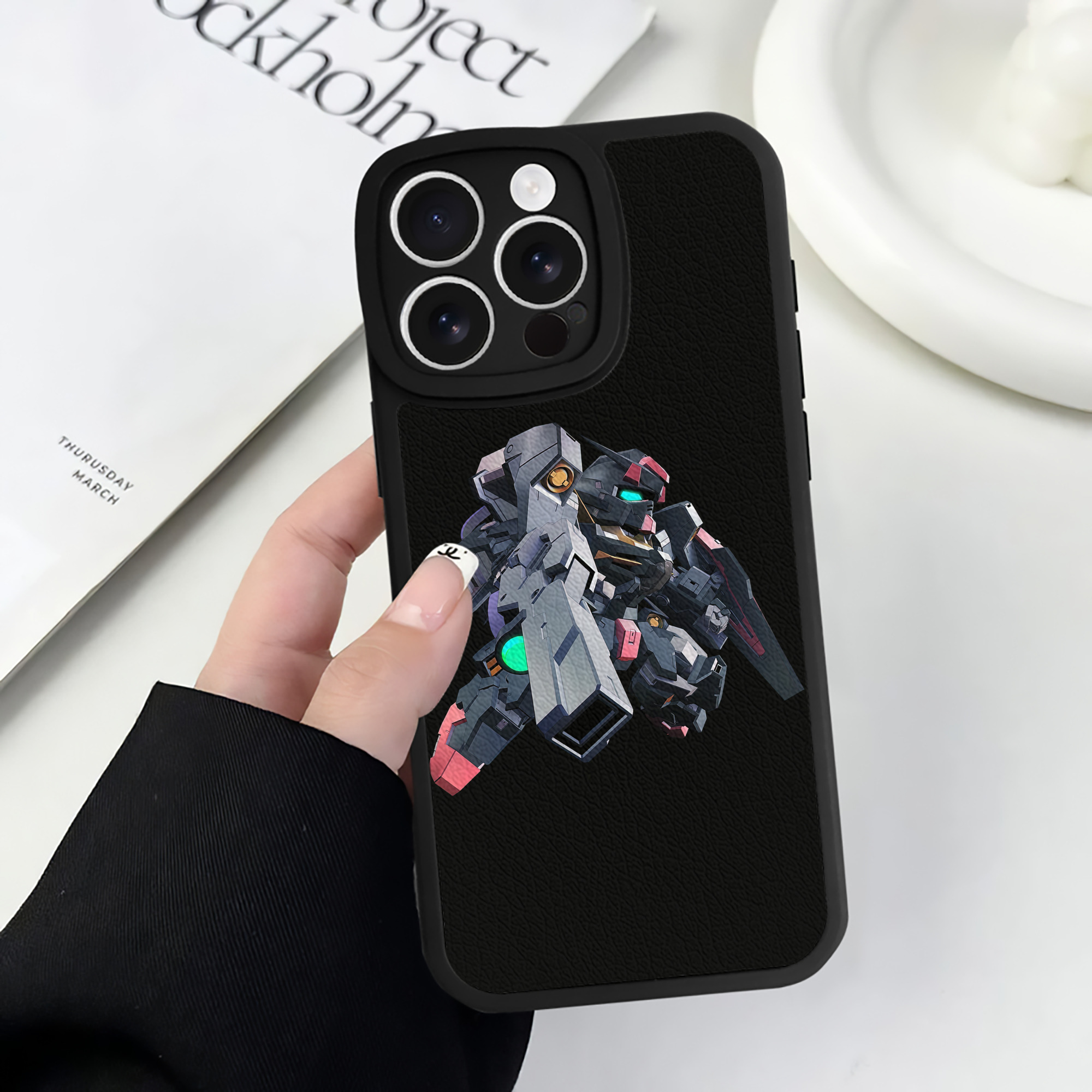 （画像用） 機動戦士ガンダム Mobile Suit Gundam 【iPhone 16シリーズ対応】シリコンスマホケース（レザー調） 材質：シリコン